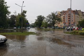 Awaria wodociągowa we Wrocławiu! Ulica Zaporoska zamieniła się w rzekę!