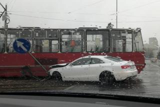 Kolizja samochodu osobowego z tramwajem na ul. Uniwersyteckiej w Toruniu