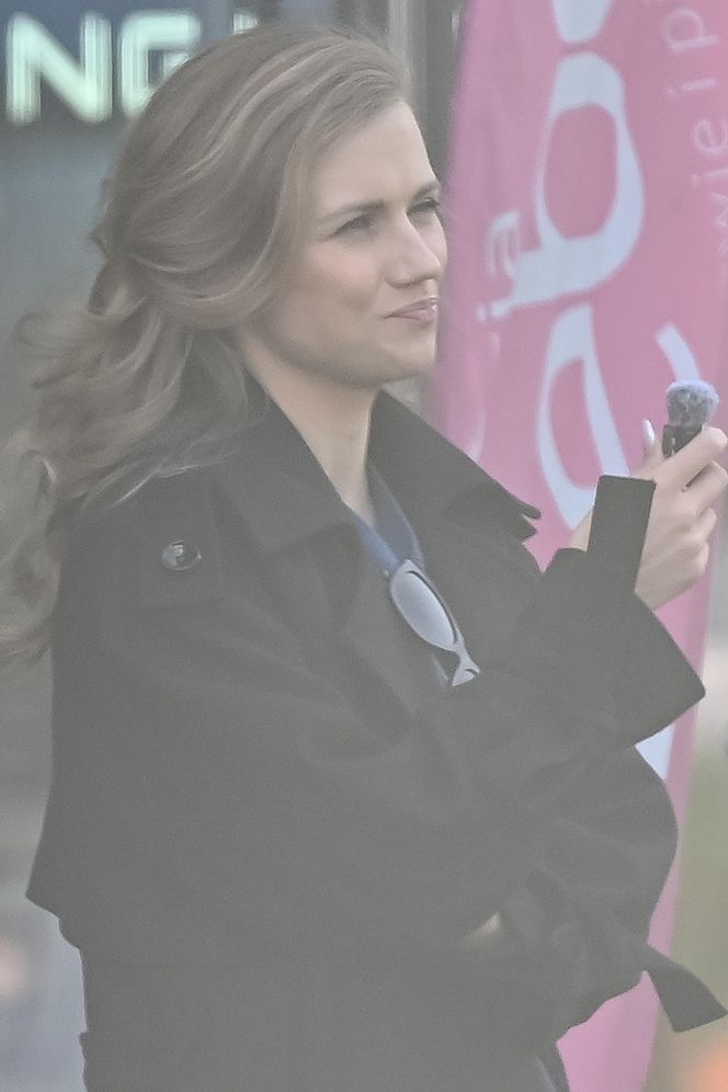 Agnieszka Kaczorowska siedzi i pachnie, a Rogacewicz wynosi śmieci i je kanapke poza autem... Fajna para?