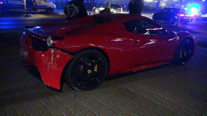 Znany TikToker driftował czerwonym Ferrari. Rozbił auto i uciekł