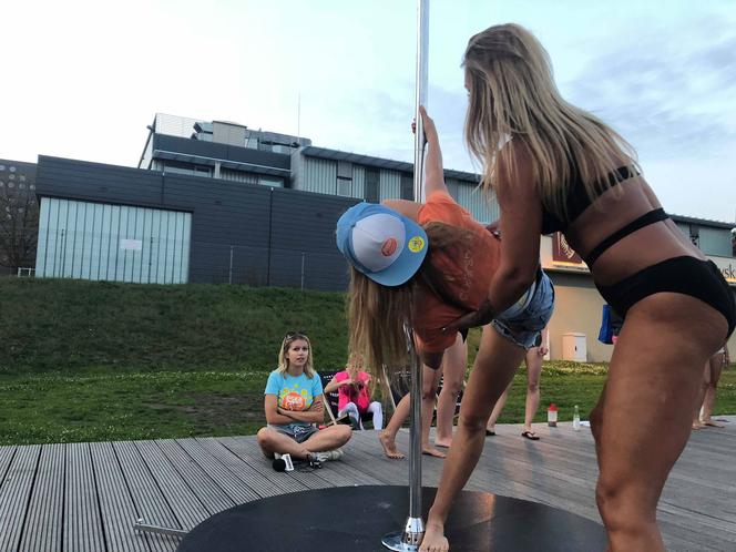 ESKA Summer City ćwiczyła pole dance na plaży razem z Pole Dance Insitute