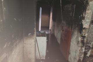 Strażacy wynieśli z budynku nieprzytomnego mężczyznę, czterolatek wśród ewakuowanych 