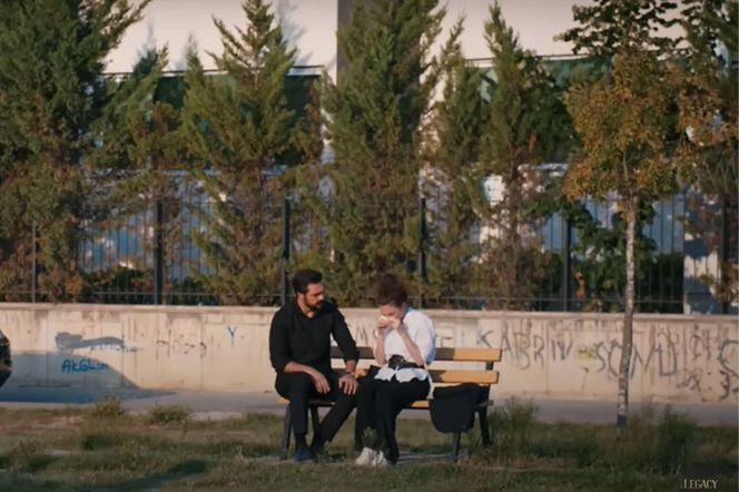 Nana i Yaman na ławce 