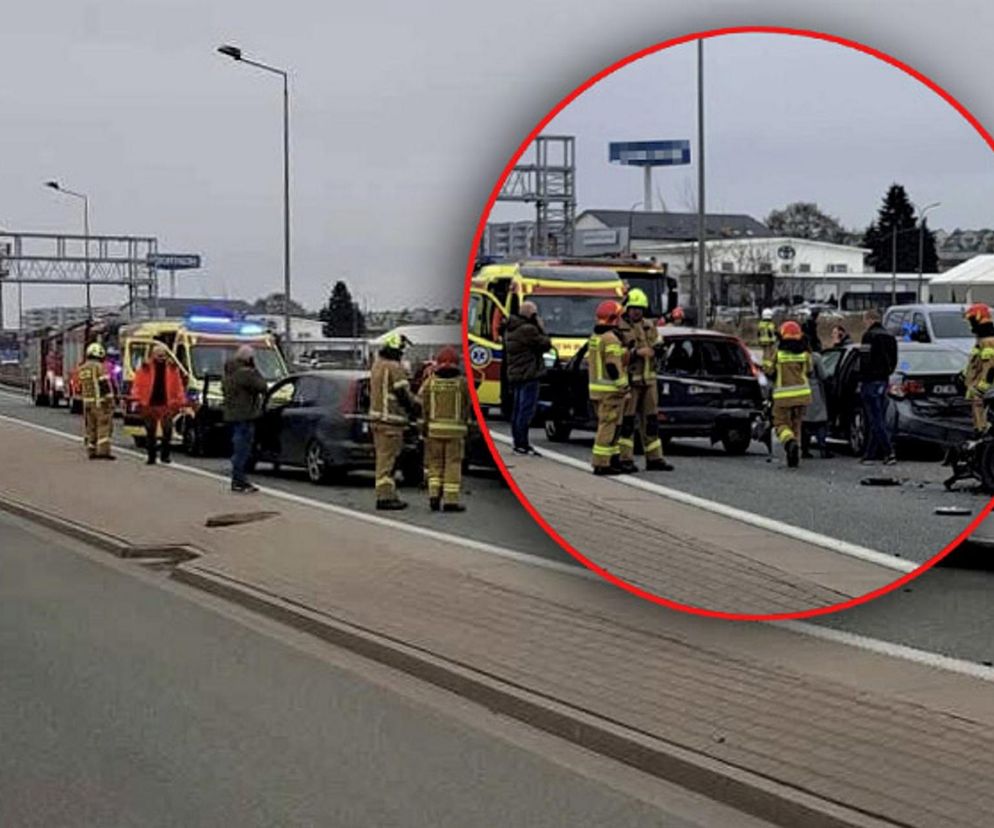 Karambol pod Warszawą! 5 pojazdów rozbitych, są ranni. Na miejscu lądował śmigłowiec ratunkowy
