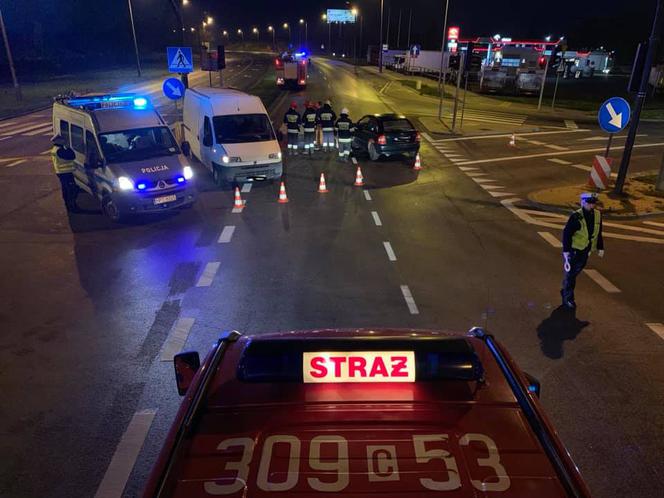 Zderzenie dwóch aut na trasie Osielsko - Bydgoszcz. Jedna osoba trafiła do szpitala [ZDJĘCIA]