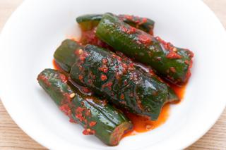 Ogórkowe kimchi: przepis na kiszone ogórki po koreańsku
