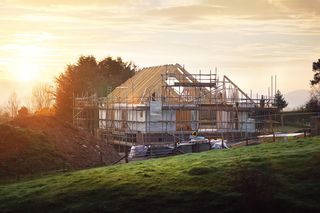 Dom energooszczędny 2025. Jakie rozwiązania zastosować, by płacić mniej?
