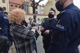 Przesłuchanie Rydzyka w Toruniu. Policja używa siły wobec dziennikarza