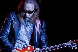 Kultowa gitara Ace'a Frehleya trafiła na aukcję. Muzyk grał na niej na ostatniej swojej trasie z Kiss 