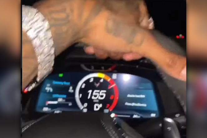 Raper Blueface pędzi 250 km/h i nagrywa to jedną ręką