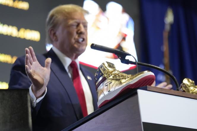 Donald Trump sprzedaje złote buty! "Chciałem tego od dawna"