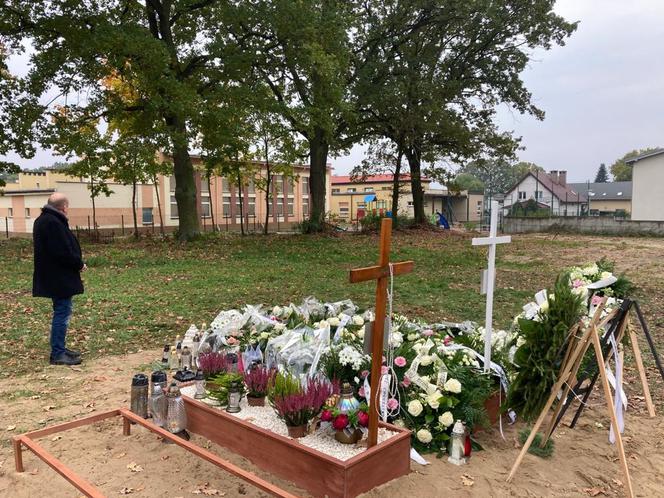 12-latka zginęła pod kołami pociągu. Została pochowana obok szkoły