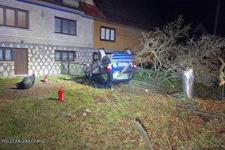 Białka Tatrzańska. Ukrainiec dachował oplem, niszcząc po drodze liczne przeszkody