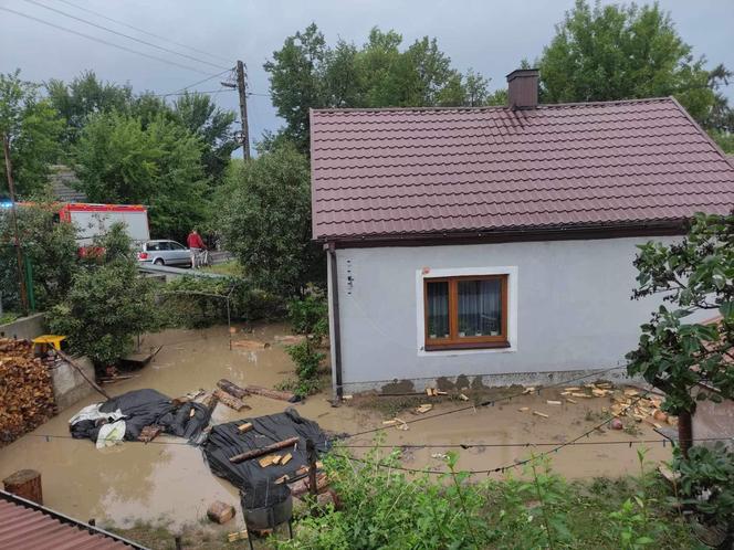 Nawałnice i burze w Świętokrzyskiem. Ponad 200 interwencji strażaków. Droga w Ćmielowie całkowicie zniszczona [ZDJĘCIA].