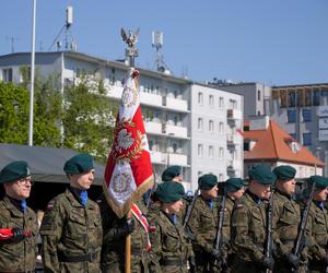 Ponad stu żołnierzy na Placu Solidarności w Olsztynie. Złożyli uroczystą przysięgę [ZDJĘCIA]