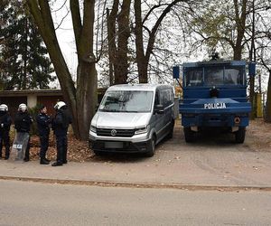 Policja na meczu w Jarosławiu. Kibice wbiegli na murawę 