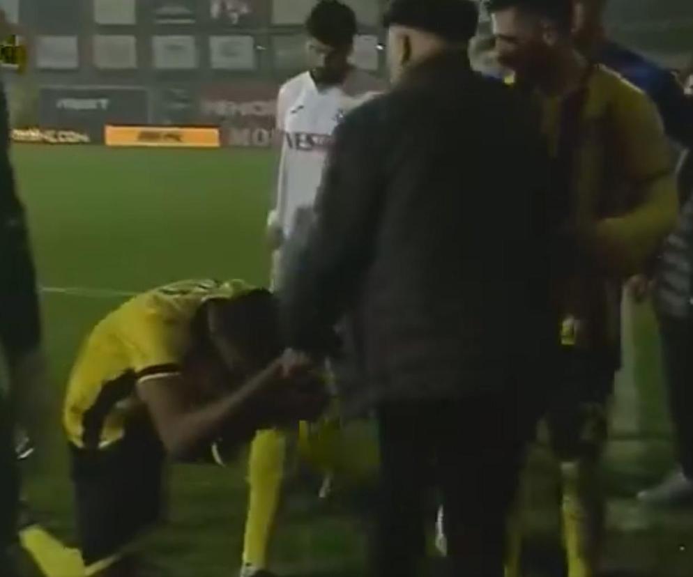 Niecodzienne sceny w lidze tureckiej. Znów prezes w roli głównej, piłkarz … uklęknął przed nim