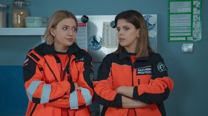 Na sygnale, odc. 733 po wakacjach. Britney (Paulina Zwierz), Martyna (Monika Mazur)