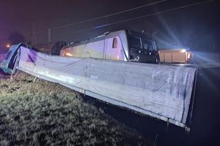 Łódź. Wypadek na przejeździe kolejowym. Tir zderzył się z pociągiem towarowym [ZDJĘCIA].