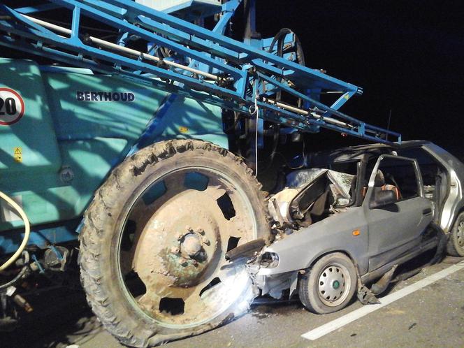 Knorydy. DK 19. Śmiertelny wypadek. Skoda wbiła się w tył opryskiwacza rolniczego