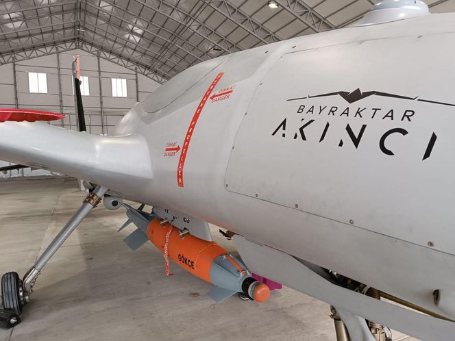 Turecki zestaw naprowadzający Gökçe i dron Bayraktar Akıncı