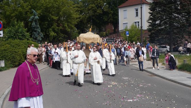 Boże Ciało 2025. Tysiące osób uczestniczyło w olsztyńskich procesjach