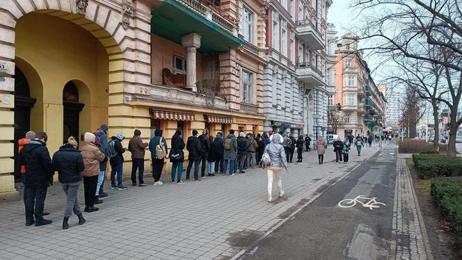 Tłusty czwartek we Wrocławiu. Mieszkańcu rzucili się na pączki! Ogromne kolejki [ZDJĘCIA]