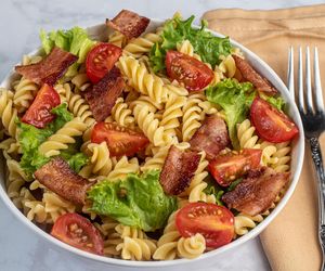 Sałatkowa wersja popularnej kanapki. Pyszna przekąska w kilka minut