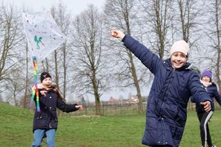 Na podzamczu w Liwie dzieci puszczały latawce