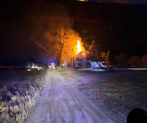 W pożarze domu rodzina straciła cały majątek. Straż nie dojechała na czas? Mamy komentarz