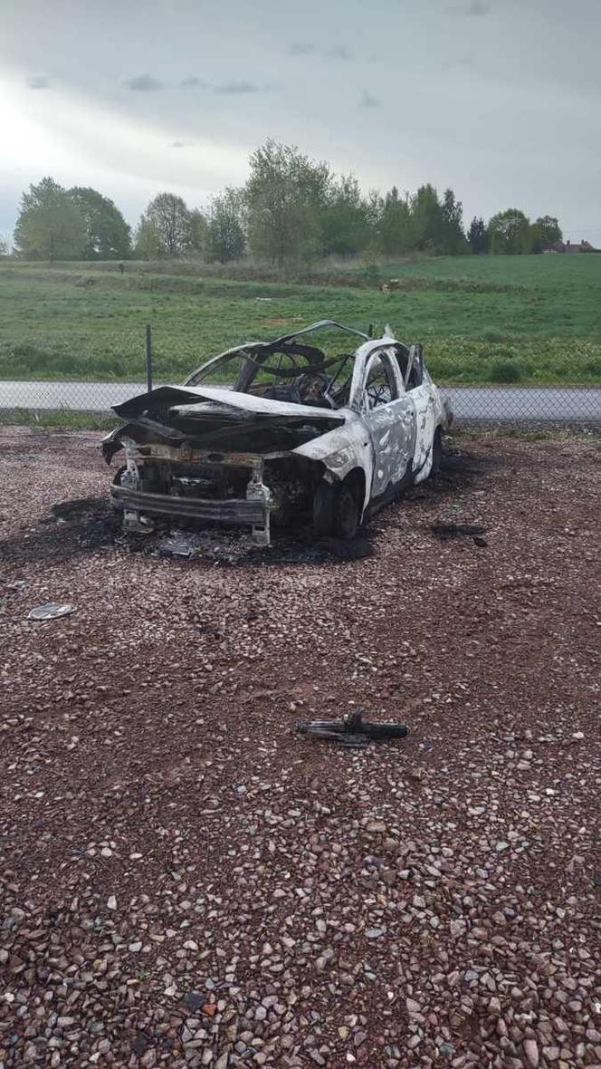 Fiat eksplodował na parkingu. "Wszystko wokół stanęło w ogniu". Z auta został wrak