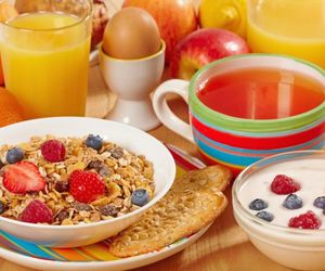 Dieta na koncentrację i pamięć. Co jeść przed ważnym egzaminem? Propozycje śniadań