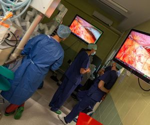 Sztuczna inteligencja przeprowadza operacje.