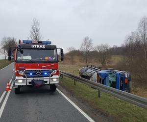 Cysterna z płynnym asfaltem wypadła z drogi