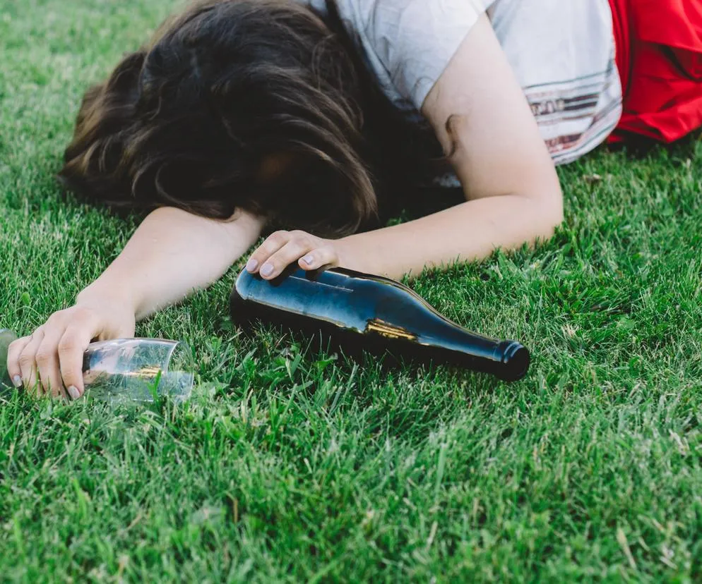 Nieprzytomna nastolatka na trawniku za urzędem miejskim