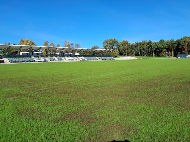 Budowa stadionu w Starachowicach. Na murawie już zielono