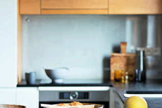 Kuchnia biała z drewnem. Inspiracje