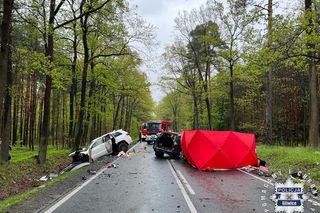 Jeep zderzył się z fordem. Nie żyją dwie osoby, w tym dziecko. Duże utrudnienia!