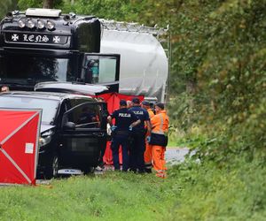 Samochód ciężarowy zderzył się z osobowym autem. Cztery osoby zginęły. Droga zablokowana