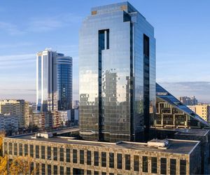 Warszawski wieżowiec V Tower, dawna Warta Tower, przechodzi modernizację. Są już pierwsi najemcy