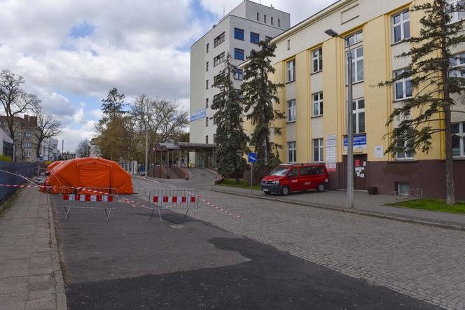 Przed szpitalem w Toruniu - koronawirus atakuje