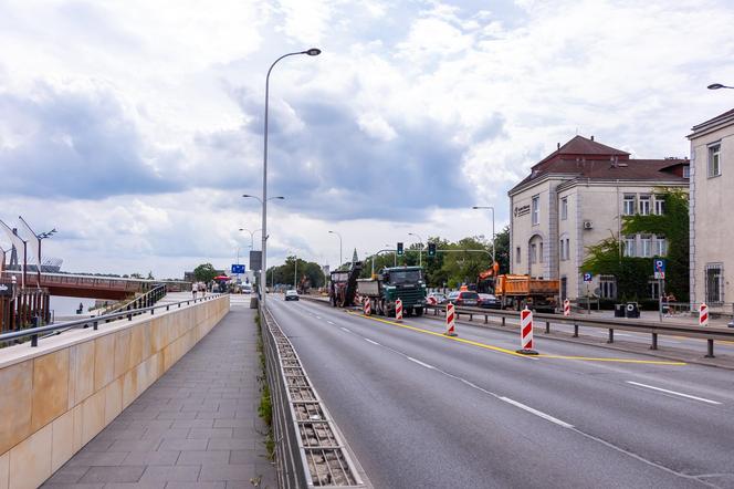 Wisłostrada. Budowa przejścia do kładki przez Wisłę