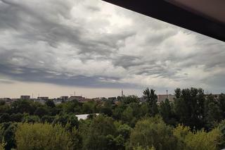 Nawałnice przechodzą przez Polskę. Ciemne chmury nad Białymstokiem