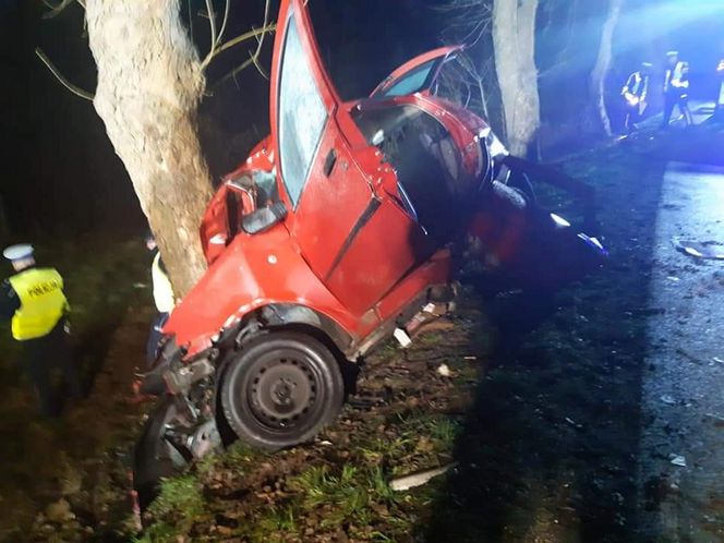 Pojechali do sklepu, rozbili się na drodze. Nie żyją trzej kumple z Kąśnej Górnej