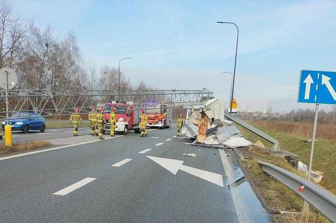 Na samochód spadło oznakowanie drogowe