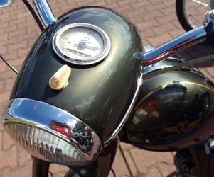 Fani starych polskich motorowerów z Bzyk Raider ze Swarzędza zrobili sobie postój w Lesznie