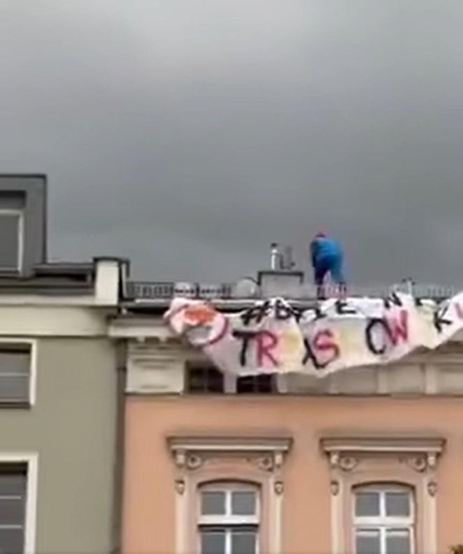 Szok w Gliwicach. Dwóch Spider-Manów rozwiesiło na dachu baner "Byle nie Trzaskowski"