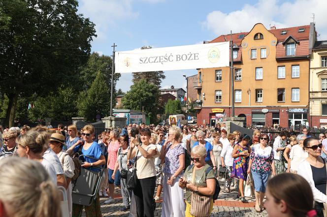 Tysiące kobiet i dziewcząt na pielgrzymce do Piekar Śląskich. "Jestem w Kościele, więc idę"