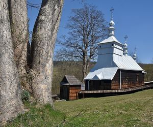 To jedna z najpiękniejszych cerkwi w Małopolsce. Znajduje się w malowniczej wsi 