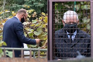 Ochroniarz Kaczyńskiego PRZYŁAPANY. Buszował w ogrodzie, wyniósł TORBĘ ŁUPÓW [WIDEO I ZDJĘCIA]